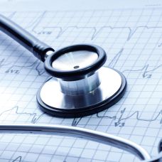 Fachgebiet Kardiologie: Stethoskop auf EKG-Ausdruck